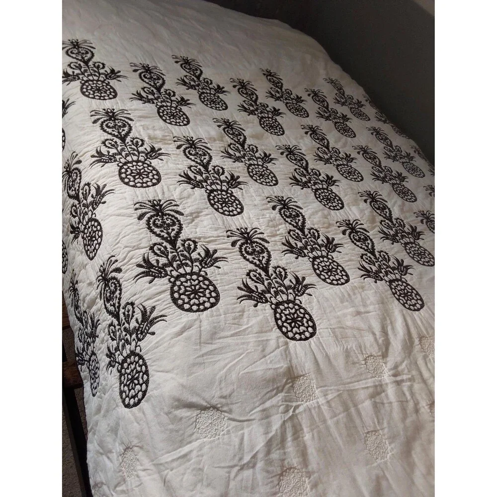 Vintage Black & White Floral Vase Print Quilted Spread